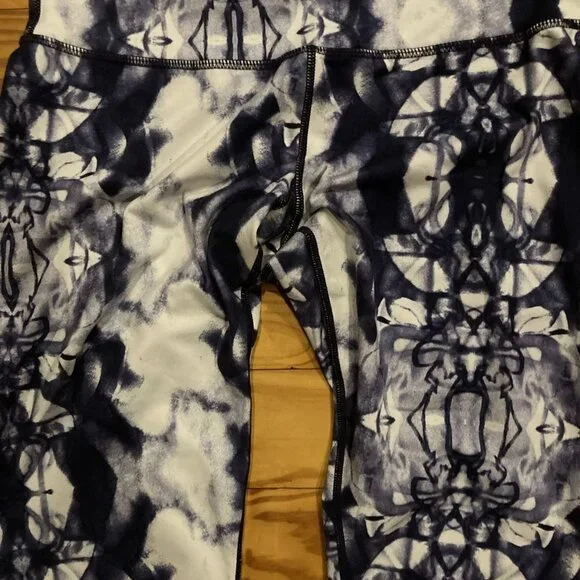 Lululemon Size 8 Tie Dye Low Rise Leggings Dark Blue/purple - Picture 2 of 5